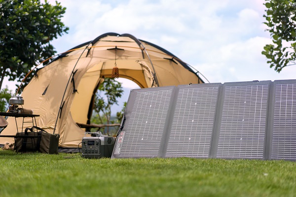 EcoFlow RIVER 2 Pro підключена до сонячної панелі EcoFlow Solar Panel 220 Вт. Заряджайте портативну зарядну станцію протягом 3 годин на природі